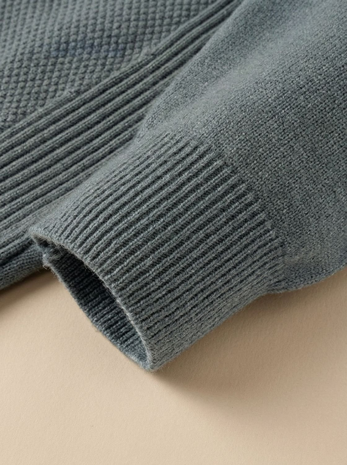 Pullover gecombineerd met jeans voor weekendlook