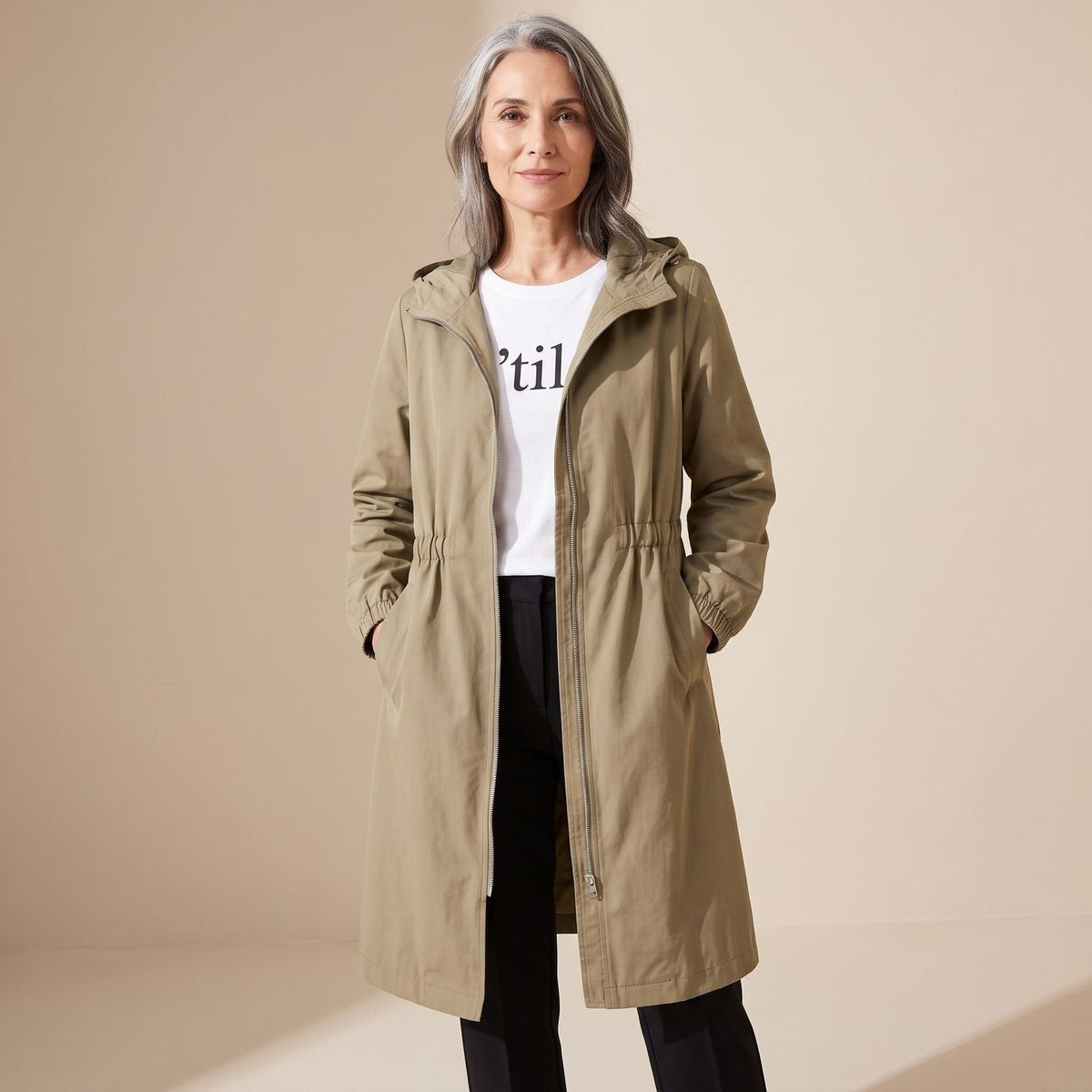 Vooraanzicht van de THESSALY trenchcoat met ritssluiting en zijzakken