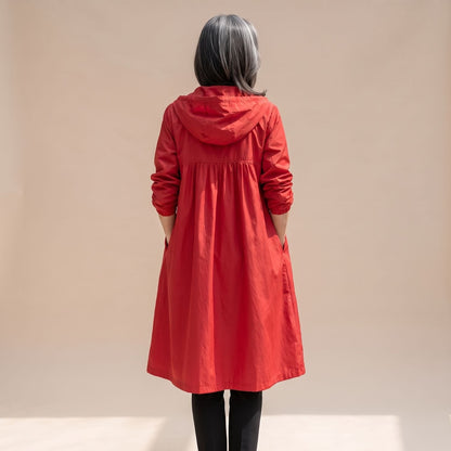 THESSALY trenchcoat gedragen in herfstoutfit met jeans en laarzen
