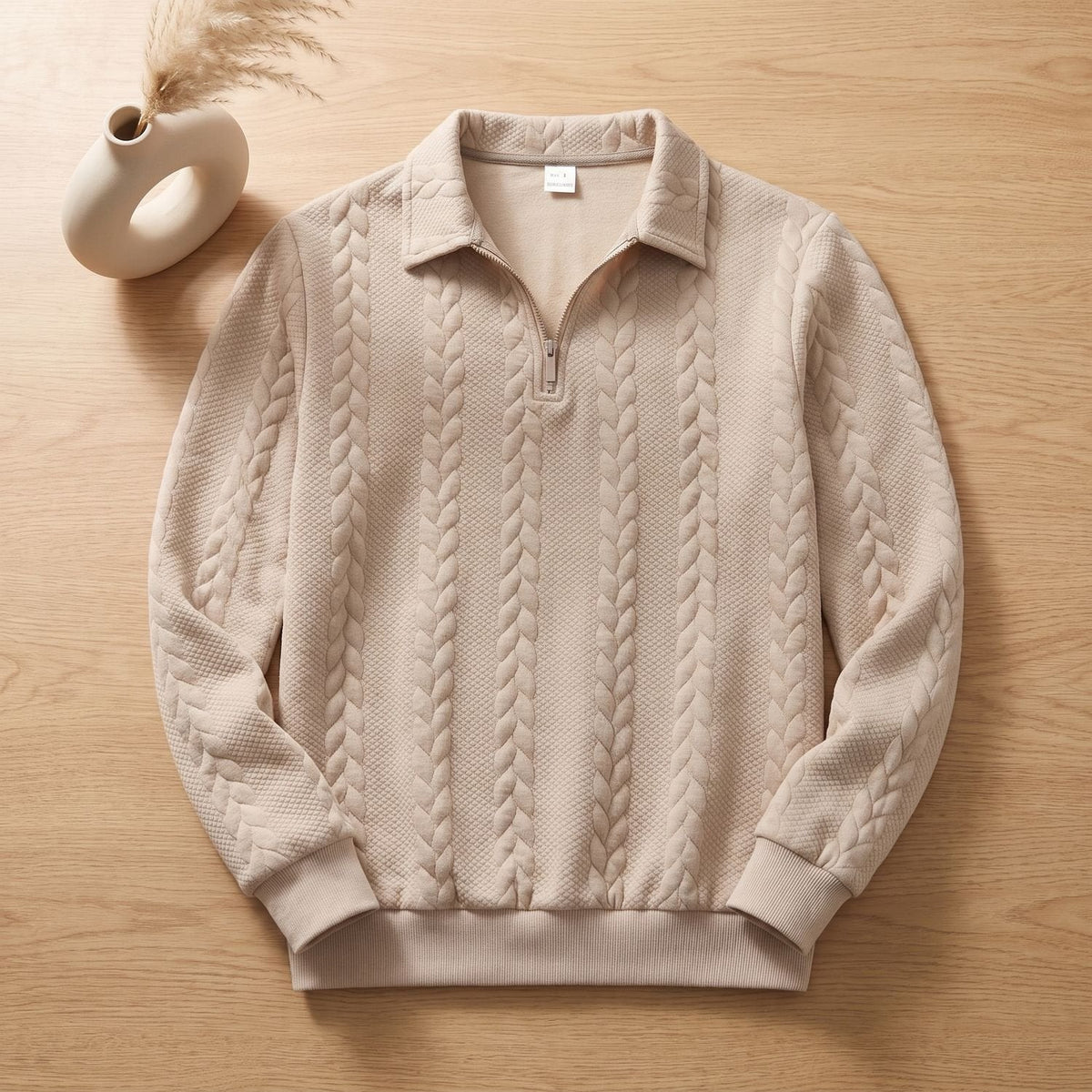 Close-up van het kabelpatroon op de TOBIAS heren pullover