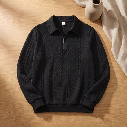 Man draagt TOBIAS kabeltrui met polokraag voor casual look