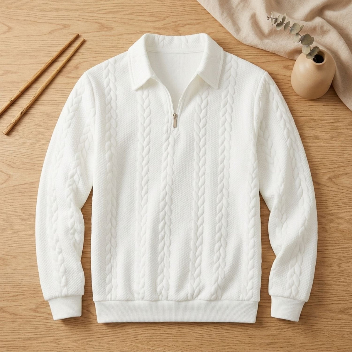 Detail van de polokraag met rits op de heren kabeltrui