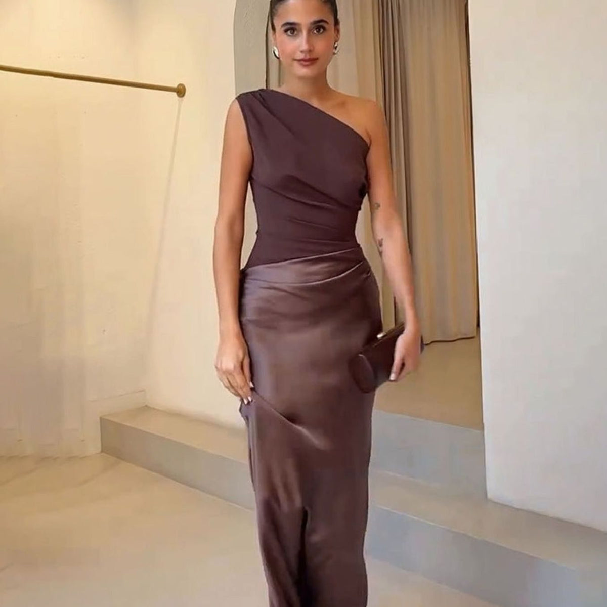 VALENTINA one-shoulder maxi-jurk met ruches en faux-leren rok, vooraanzicht