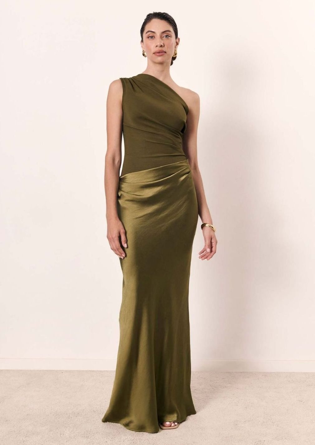Vrouw draagt VALENTINA one-shoulder jurk tijdens een gala-avond