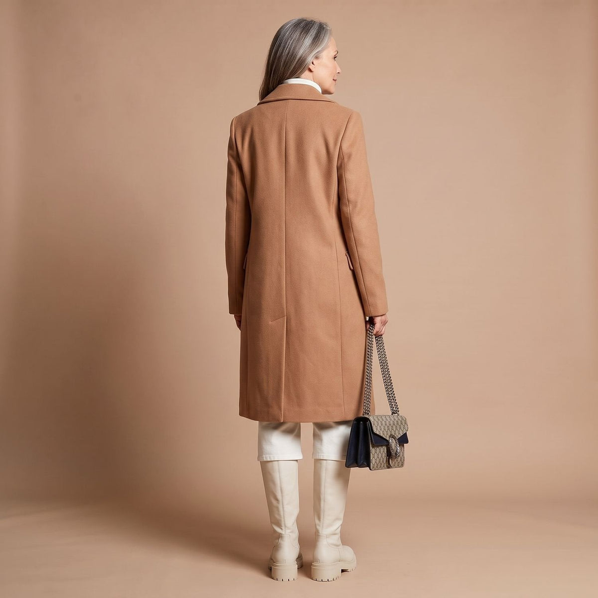 Vooraanzicht van de dames midi mantel met goudkleurige knopen