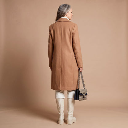 Vooraanzicht van de dames midi mantel met goudkleurige knopen