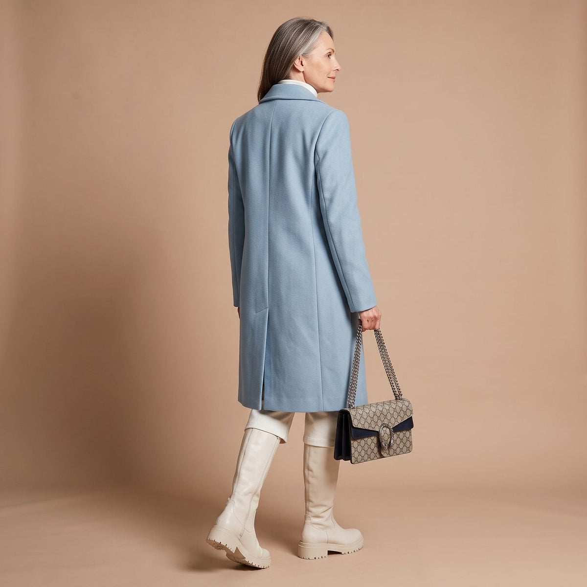 Model draagt de mantel over een jurk voor een avondlook