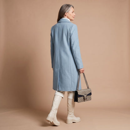 Model draagt de mantel over een jurk voor een avondlook
