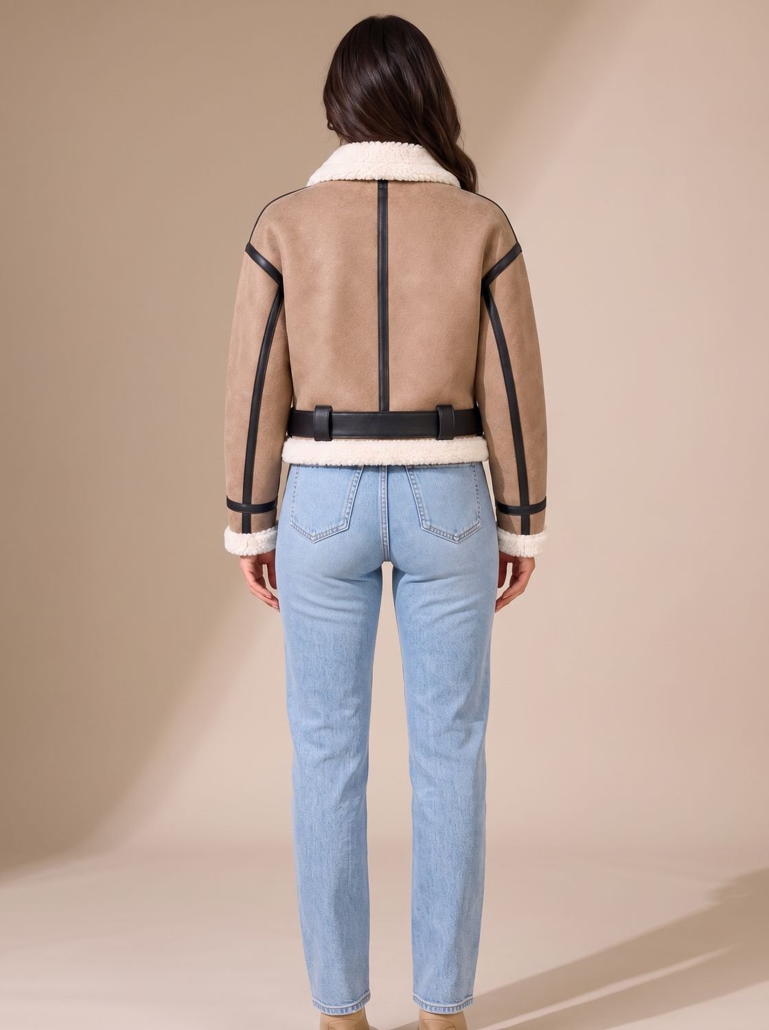 Close-up van de oversized bontkraag van de VENTO jas