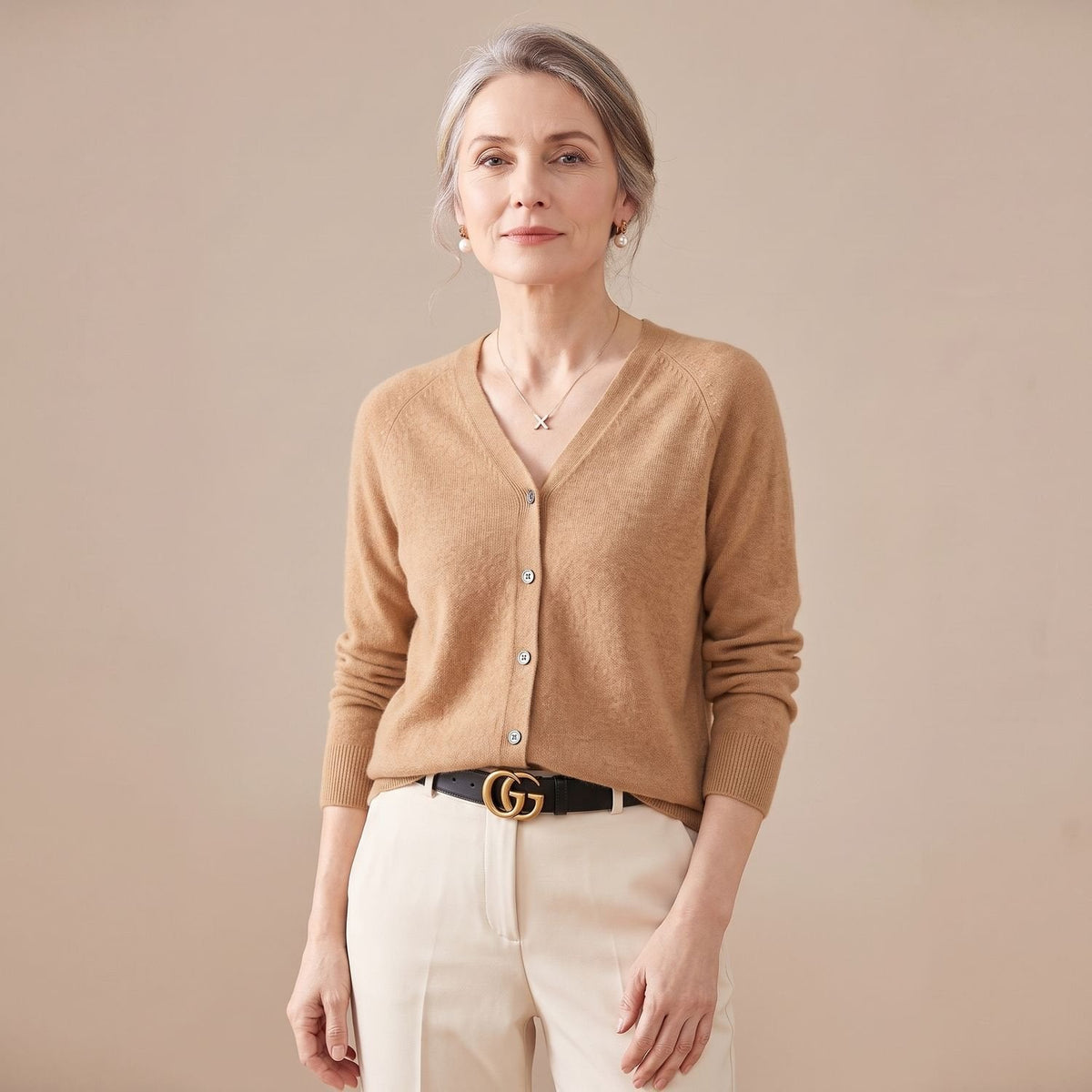 Model draagt het vest op kantoor met broek