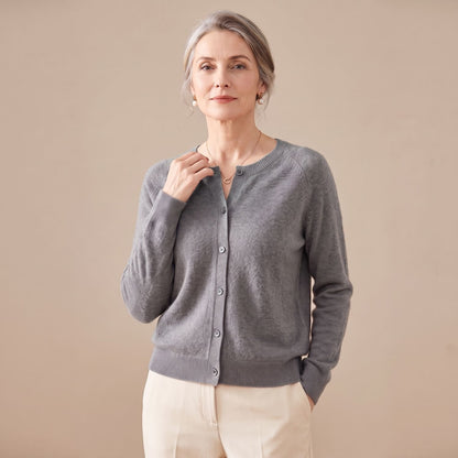 Vest gedragen over een jurkje voor een avondlook