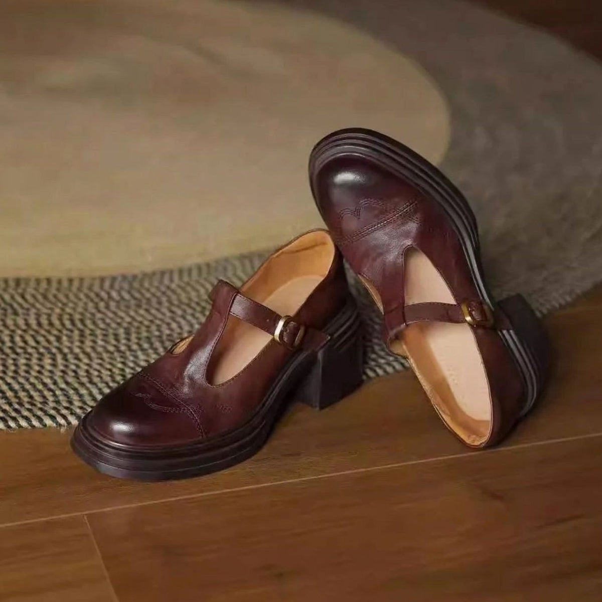 Close-up van de gespsluiting op de VIVIAN T-strap leren pump