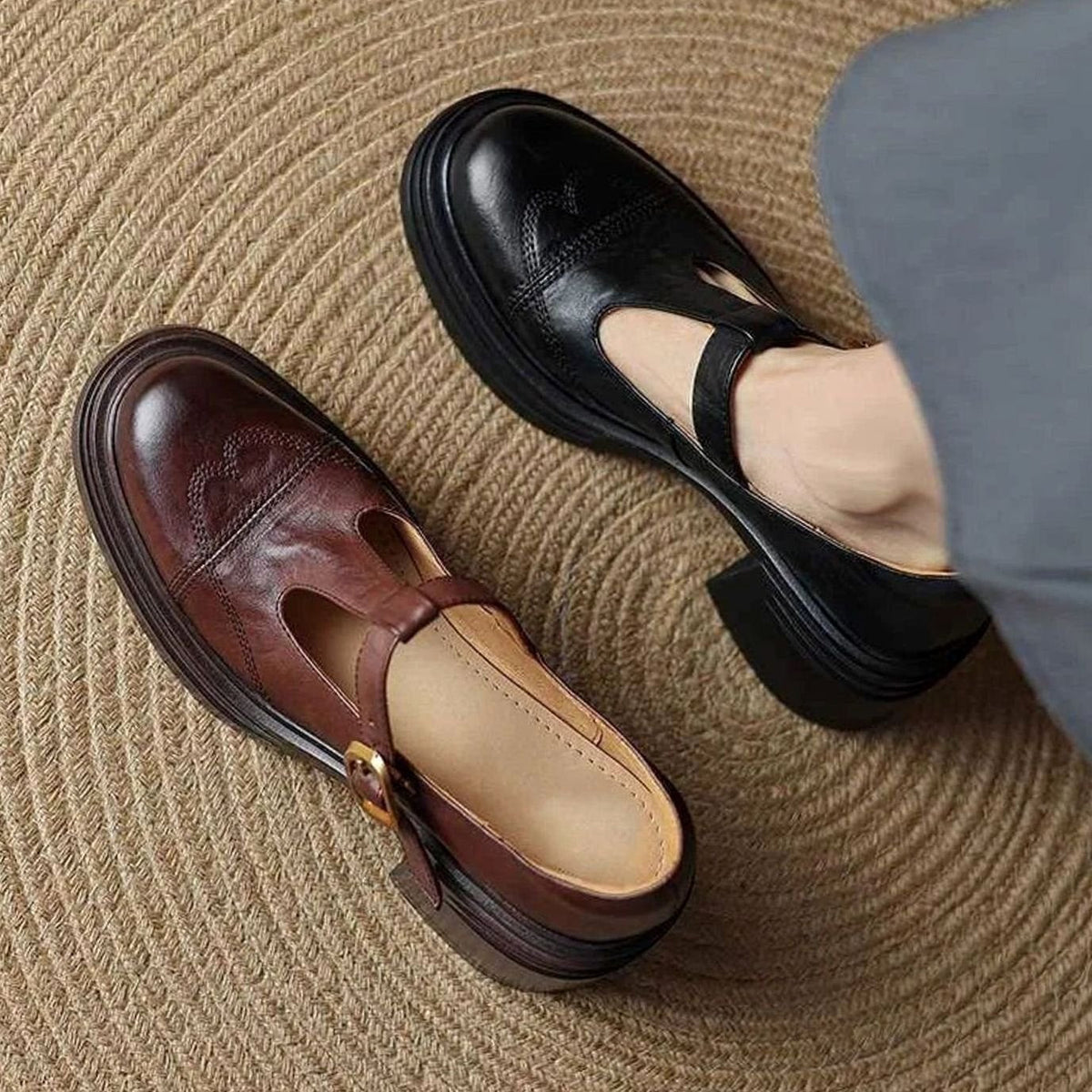VIVIAN leren T-strap pumps in bruine kleur op een neutrale achtergrond