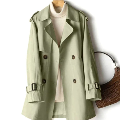 VIVIENNE trenchcoat gedragen over jurk, stijlvolle herfstlook