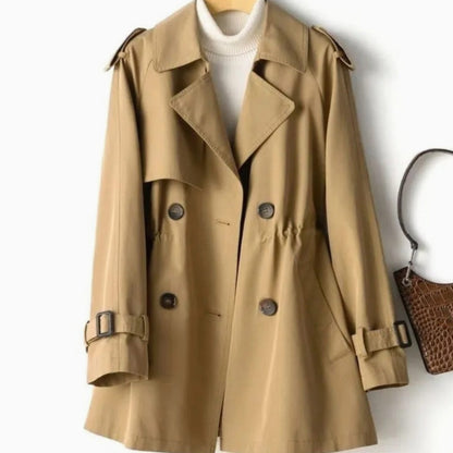 Achteraanzicht van de getailleerde dubbelrijse trenchcoat VIVIENNE
