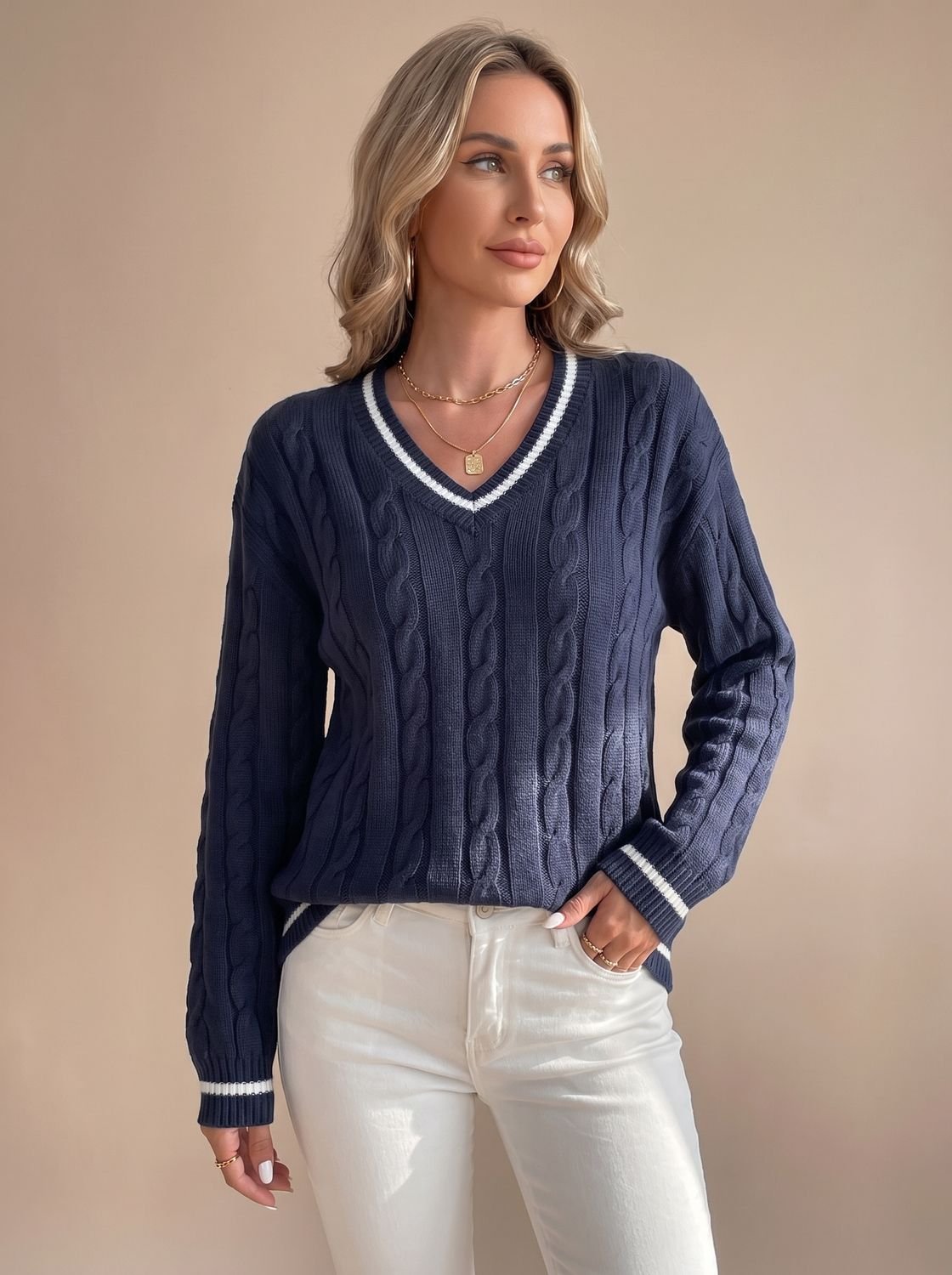 Dame draagt WENNA kabeltrui met V-hals in casual herfstoutfit