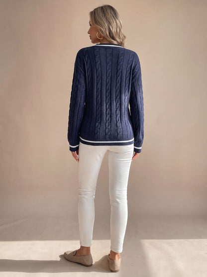WENNA trui gecombineerd met jeans voor een preppy chique look