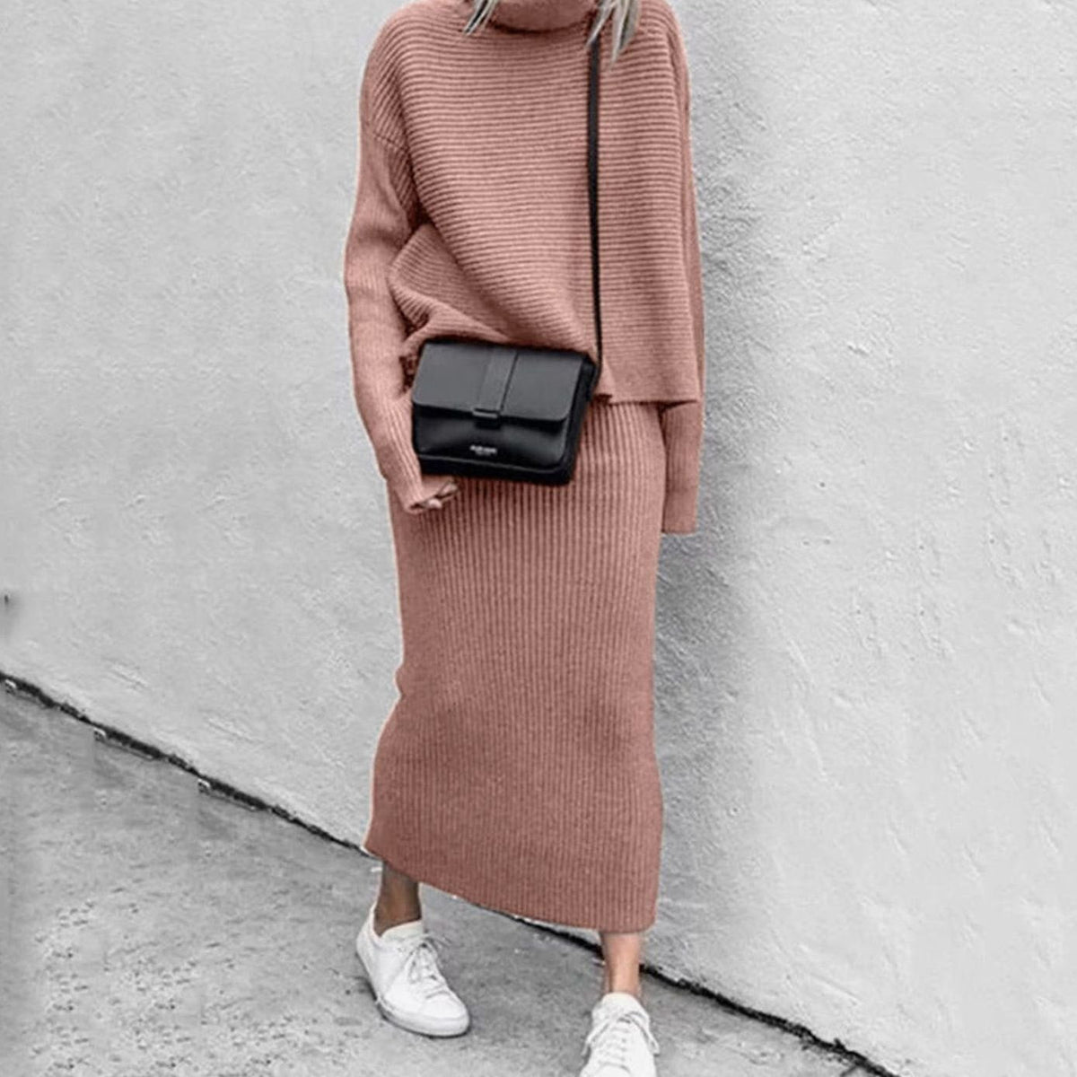 Vrouw draagt WINTELLE gebreide coltrui-set met midirok in casual look