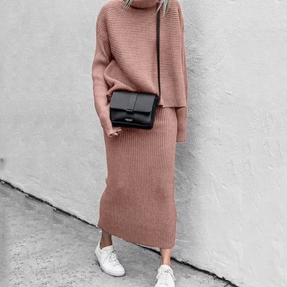 Vrouw draagt WINTELLE gebreide coltrui-set met midirok in casual look