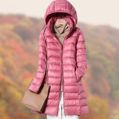 Achteraanzicht van de lange slim-fit puffer jas met capuchon
