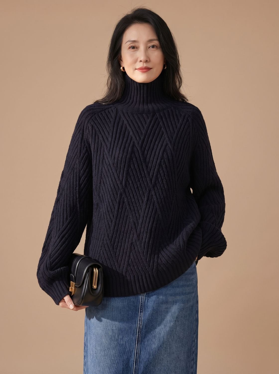Dame draagt de oversized WOVENA trui gecombineerd met jeans