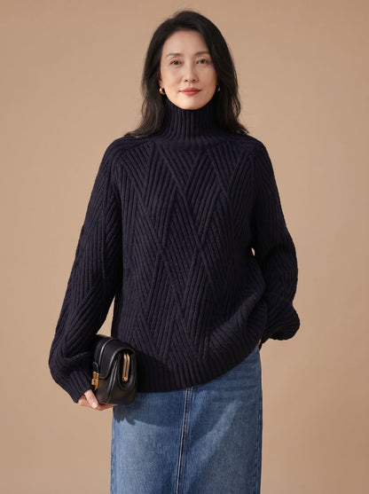 Dame draagt de oversized WOVENA trui gecombineerd met jeans