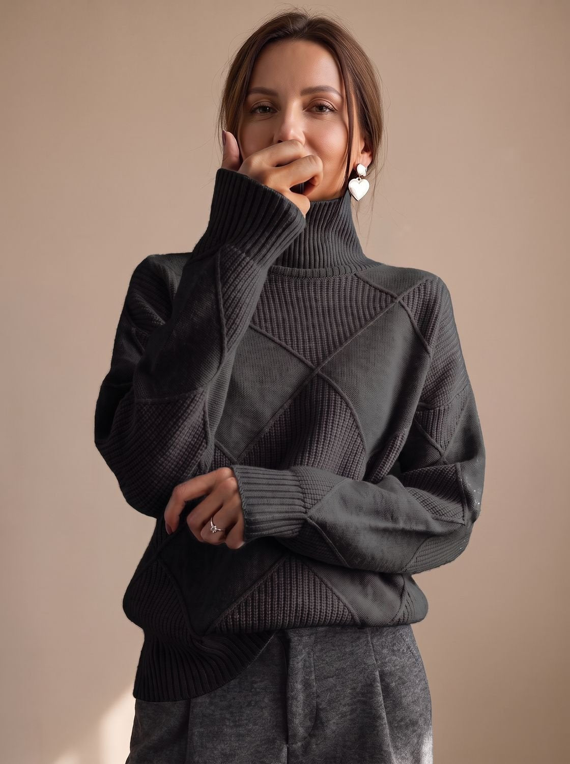 Avondlook met coltrui, midirok en hakken
