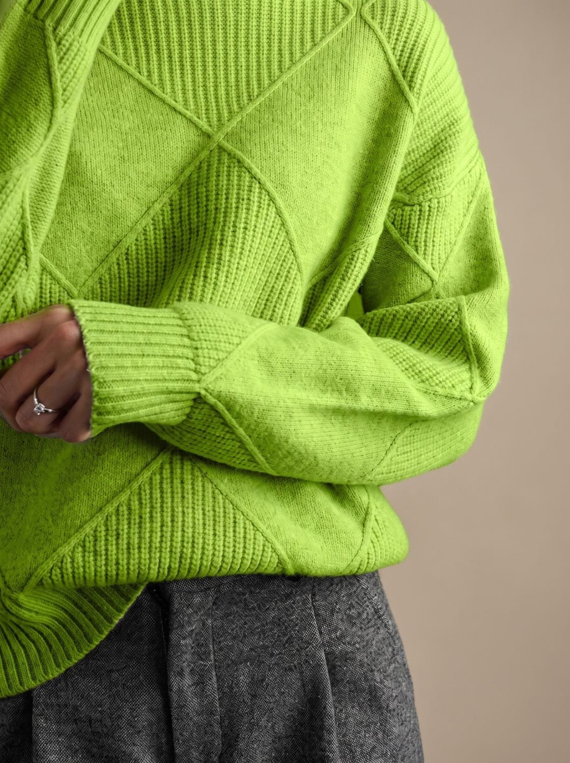 Casual weekendoutfit met geometrische coltrui en jeans