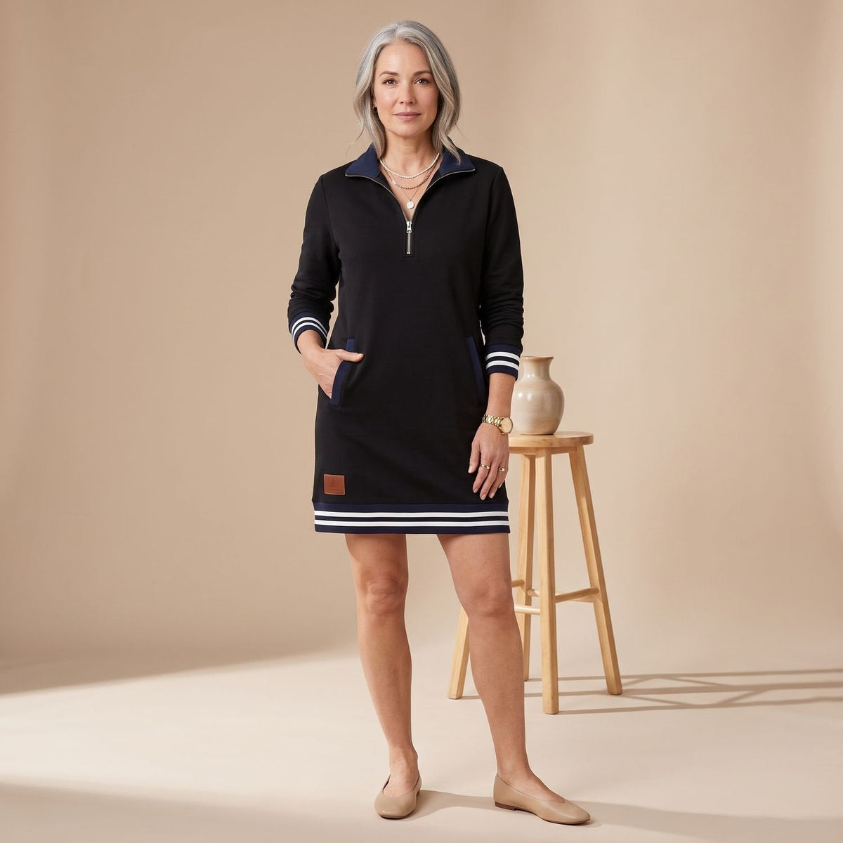 ZINORA jurk gecombineerd met sneakers voor een casual look